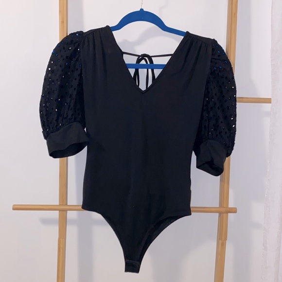 Lulus Tops - Lulus open back black puff sleeve bodysuit
